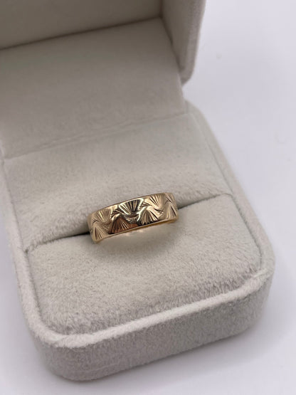 9ct gold patterned band