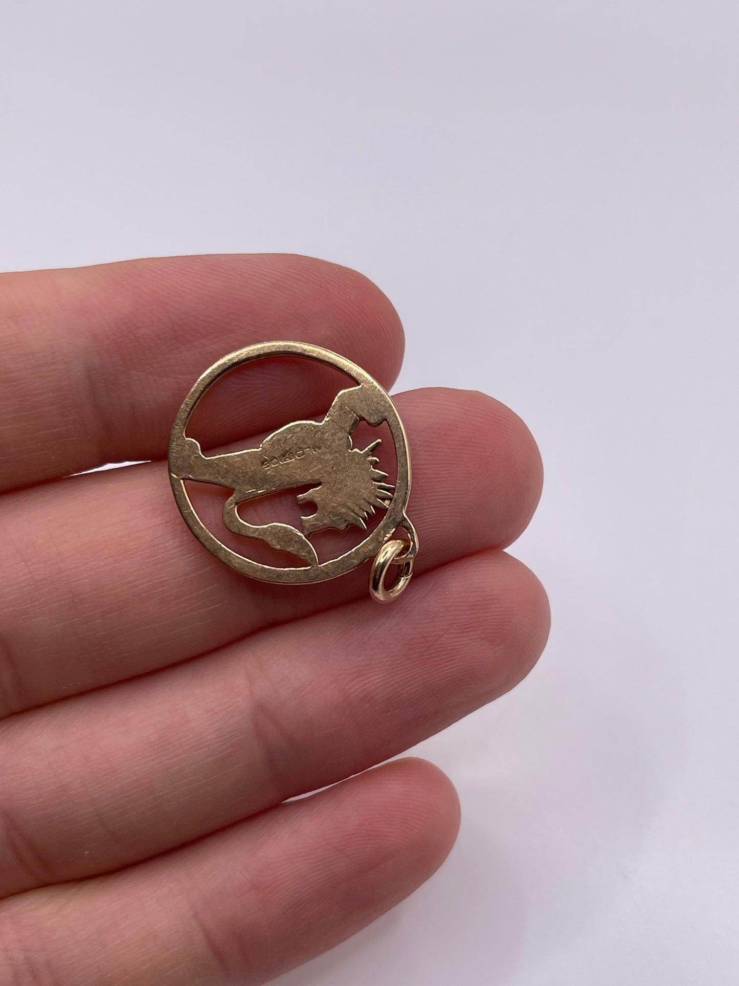 9ct gold lion pendant