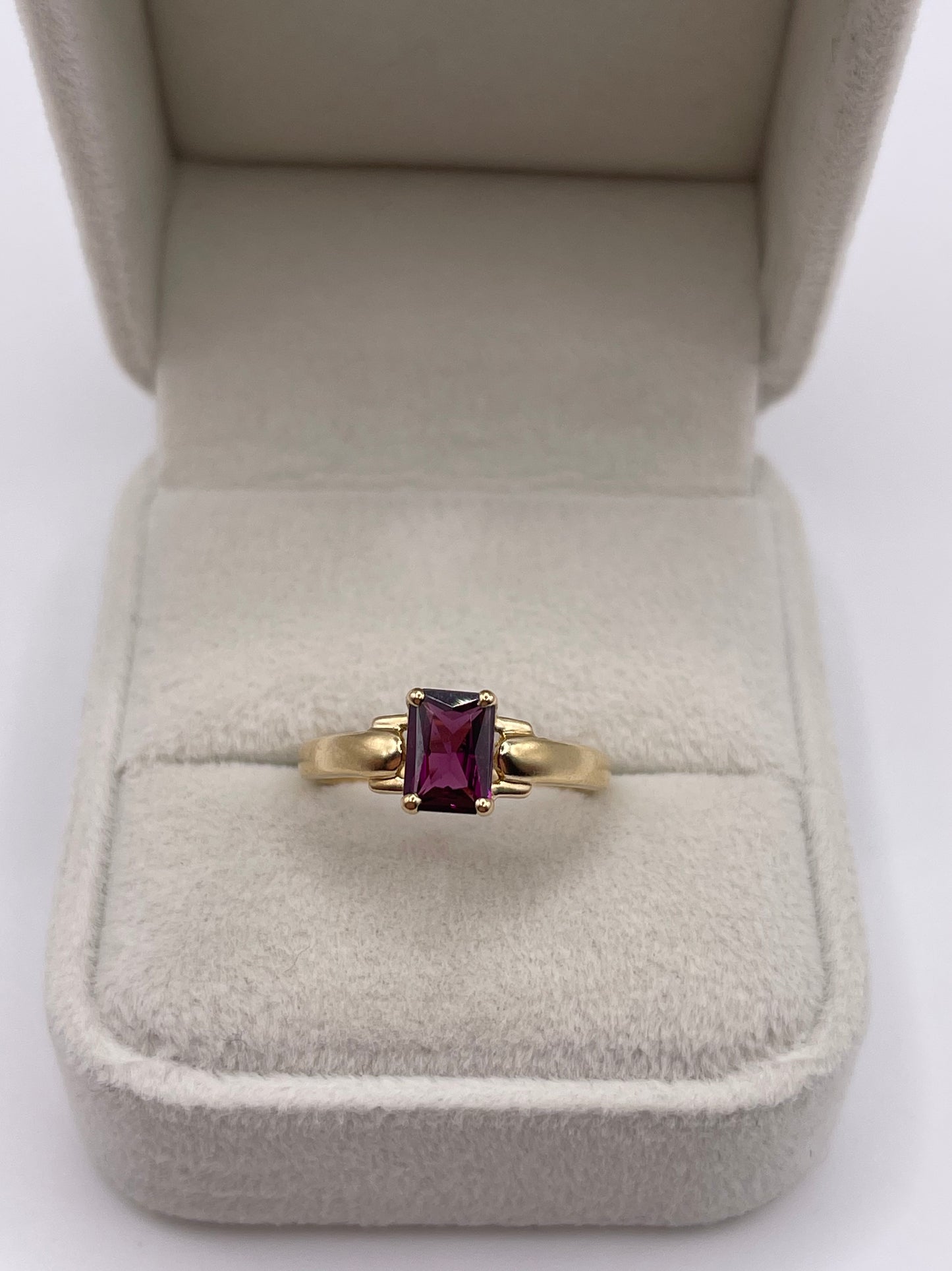 9ct gold garnet ring