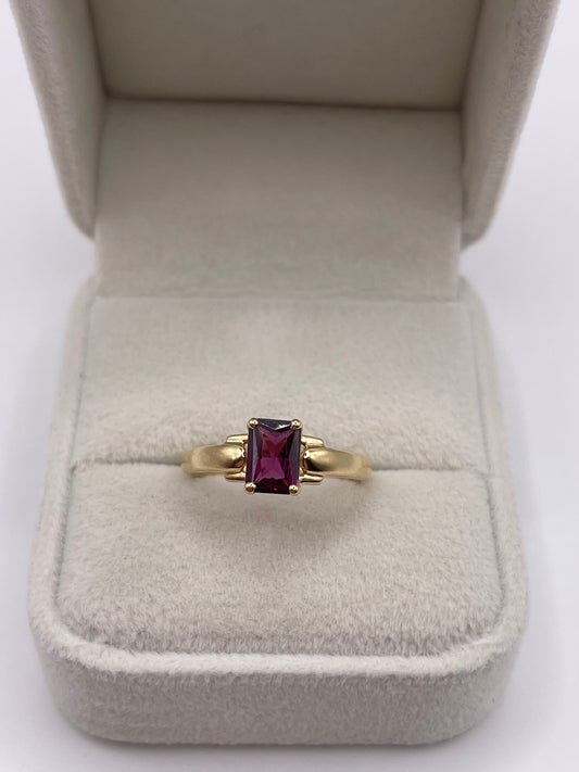 9ct gold garnet ring