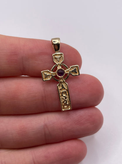 9ct gold cabochon amethyst cross pendant