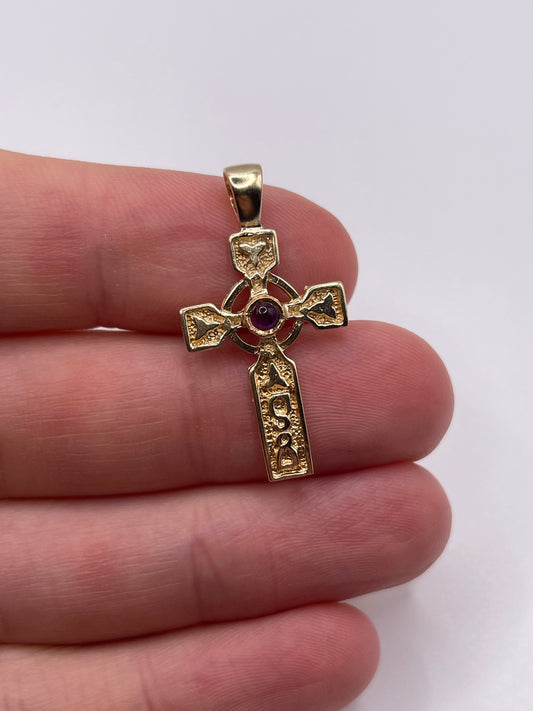 9ct gold cabochon amethyst cross pendant