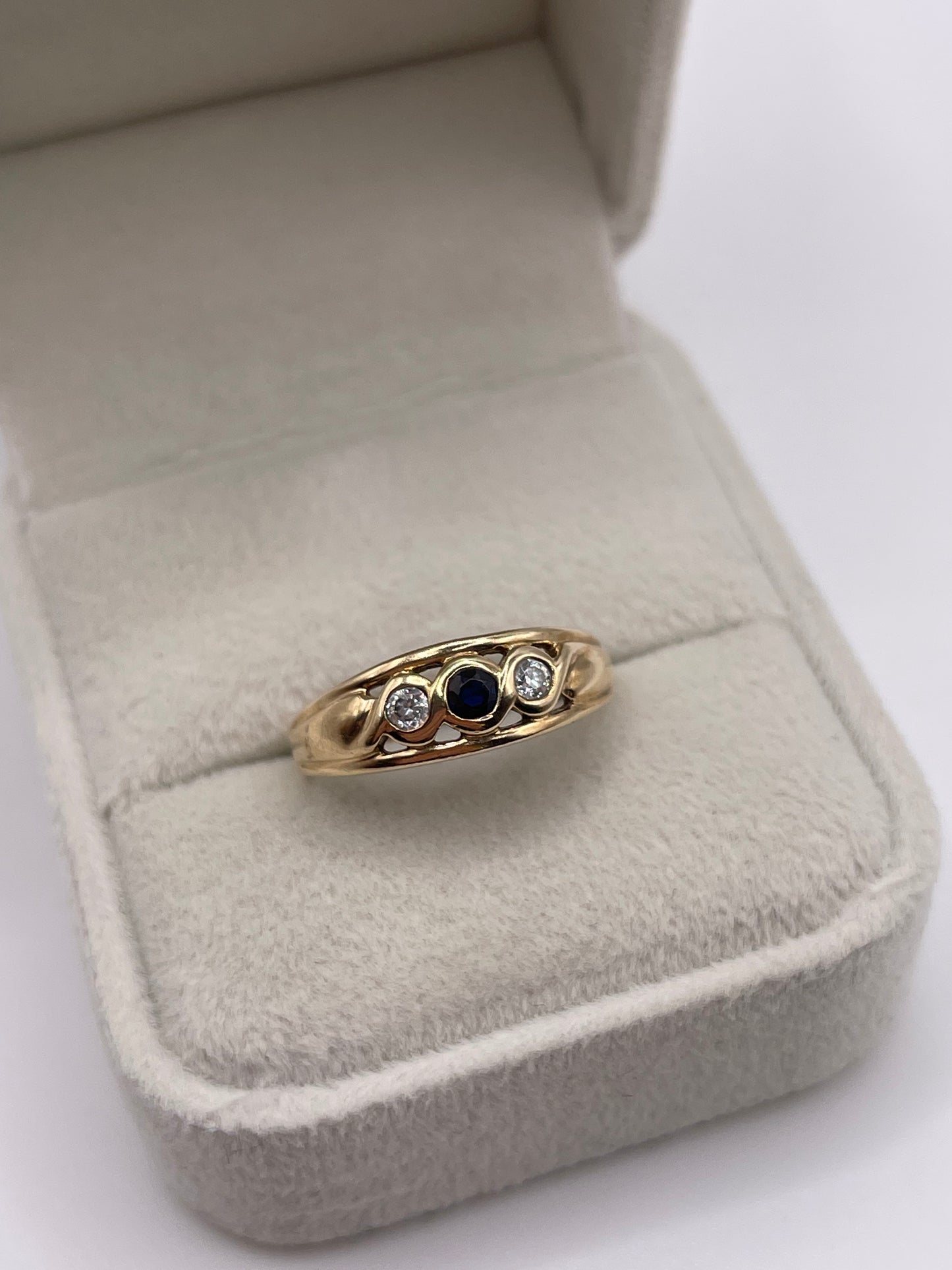 9ct gold sapphire and cz ring