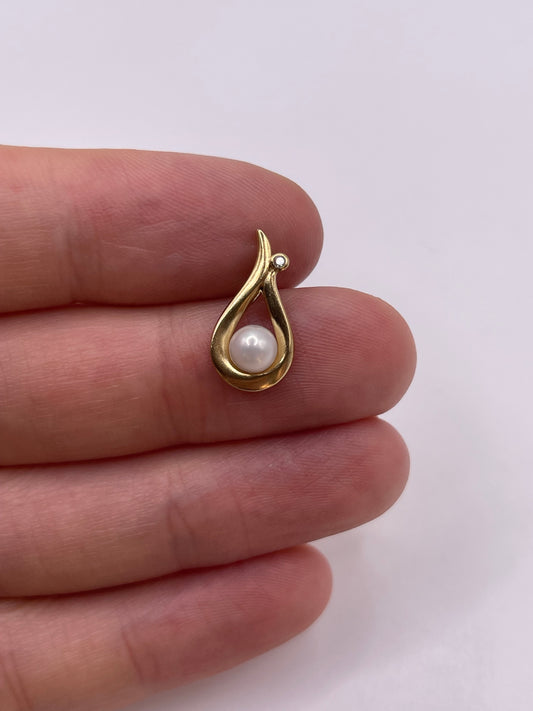 9ct gold pearl and diamond pendant