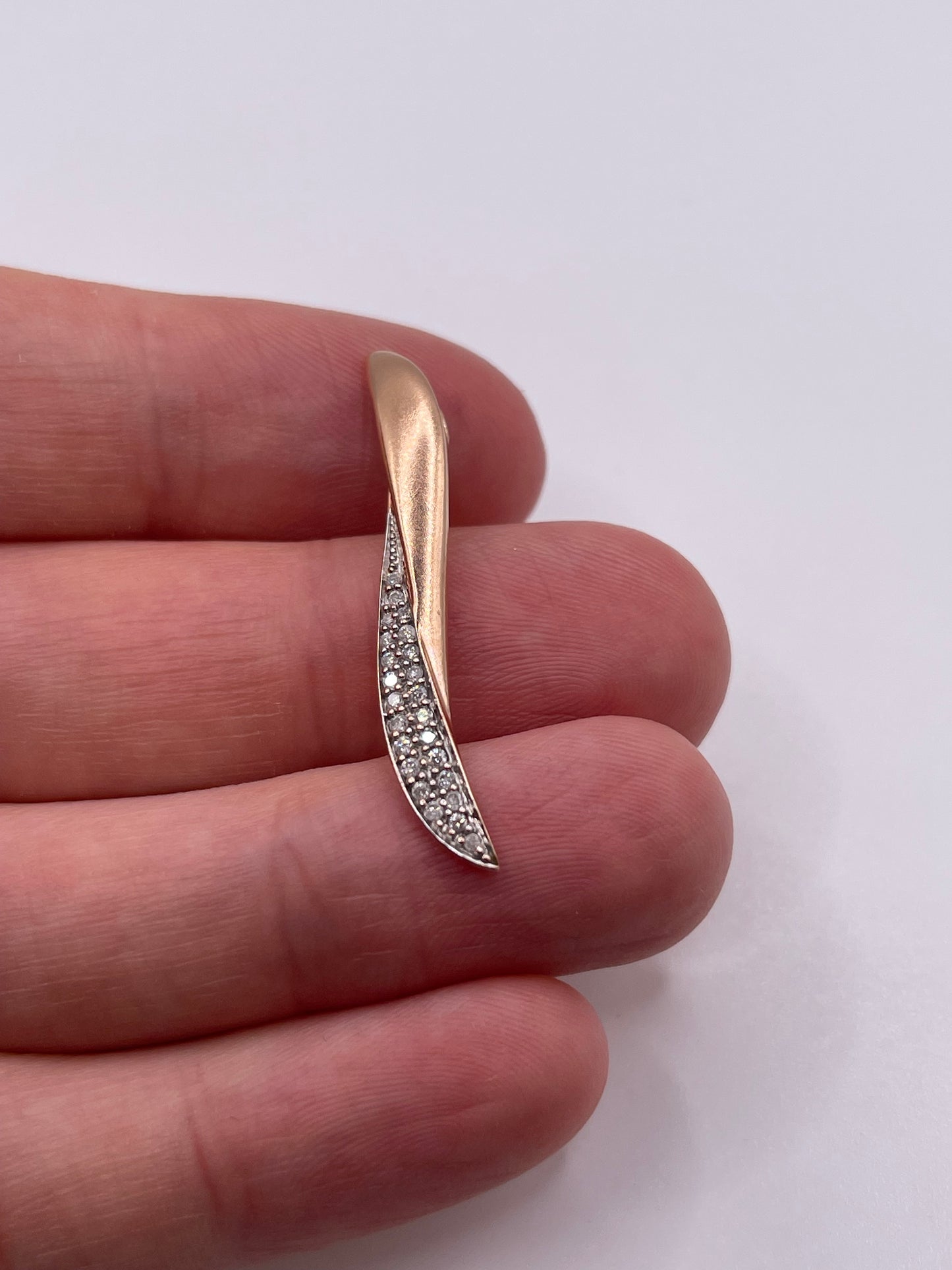 9ct rose gold diamond pendant