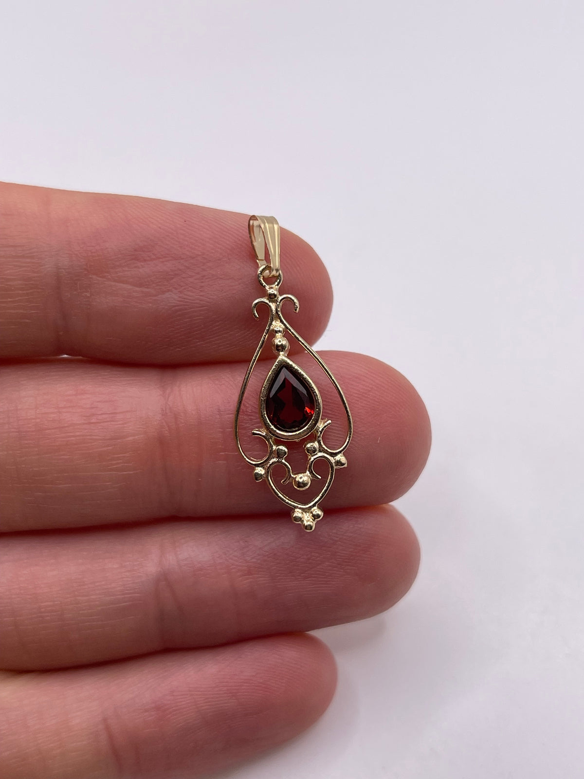9ct gold garnet pendant