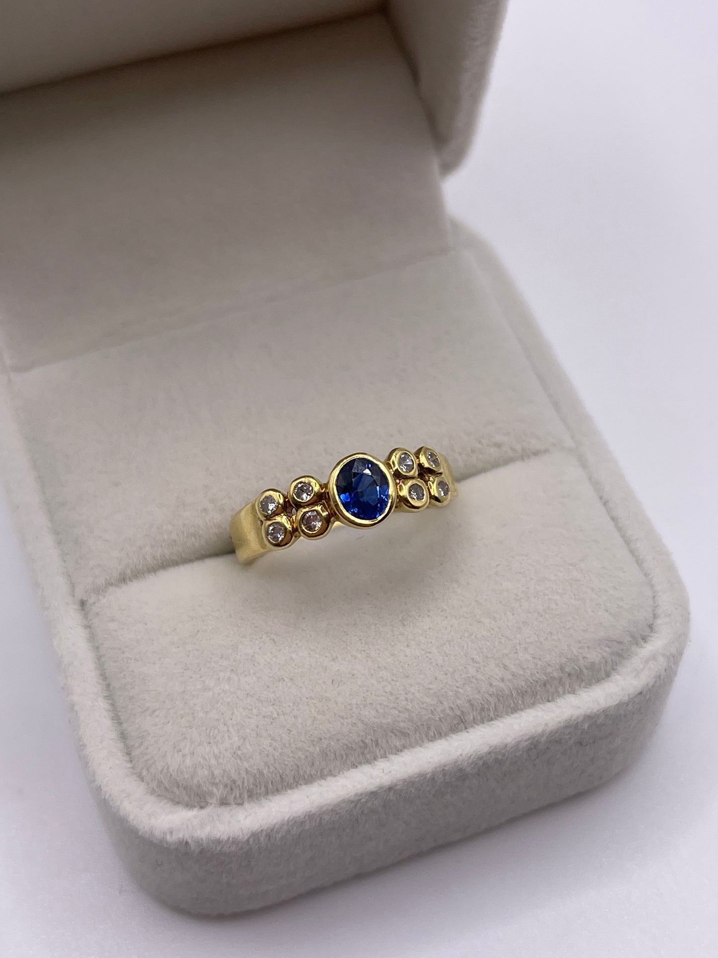 18ct gold sapphire and diamond ring