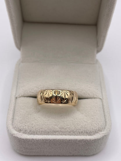 9ct gold patterned band