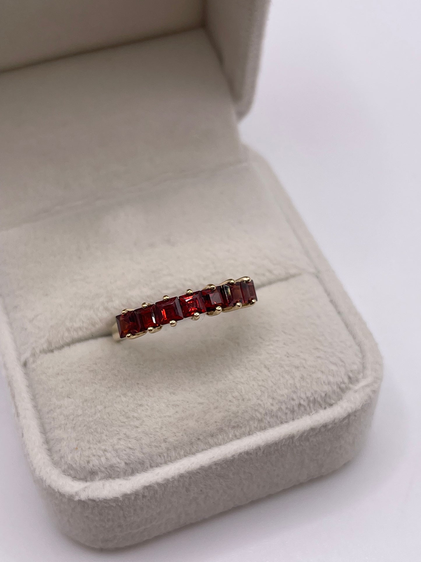 9ct gold garnet ring