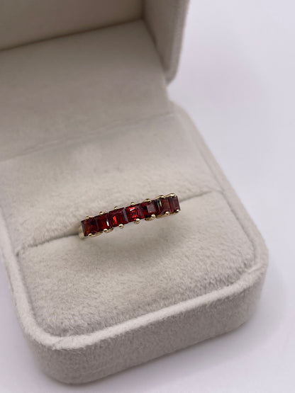 9ct gold garnet ring