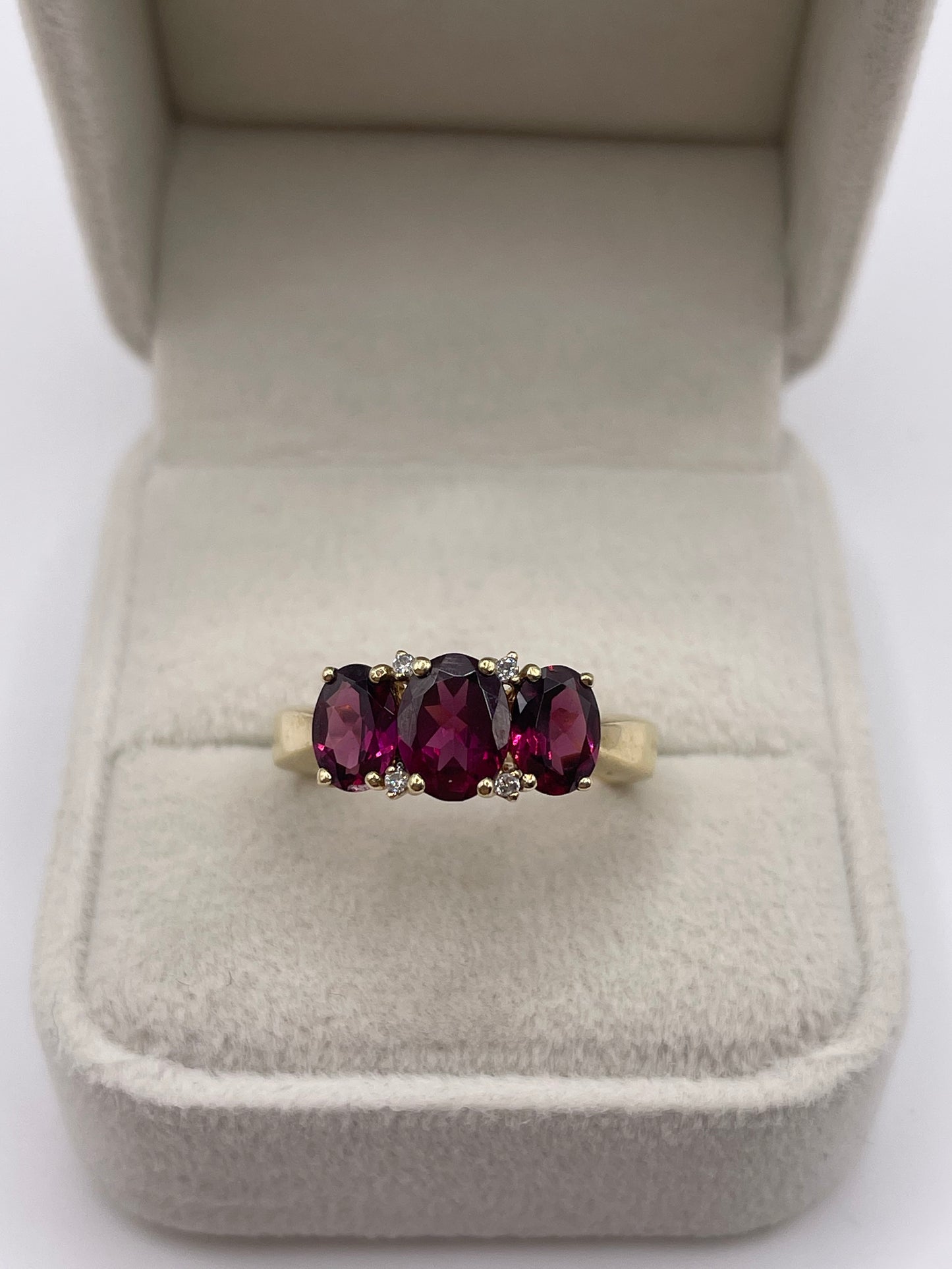 9ct gold garnet and diamond ring