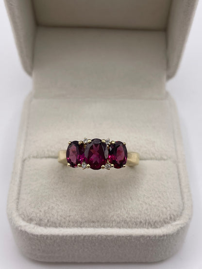 9ct gold garnet and diamond ring