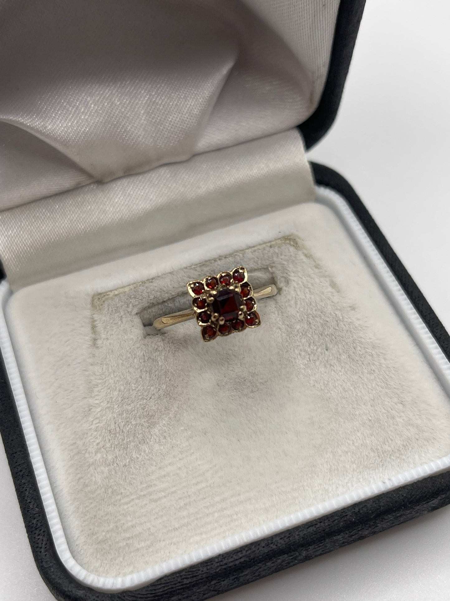 9ct gold garnet cluster ring