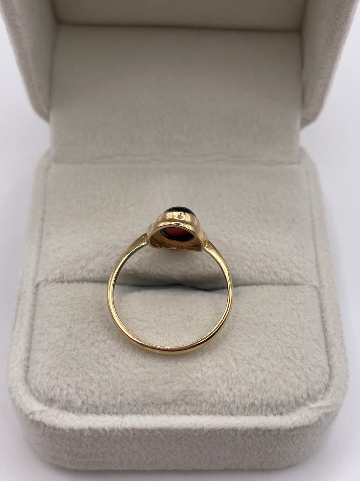 9ct gold cabochon garnet ring