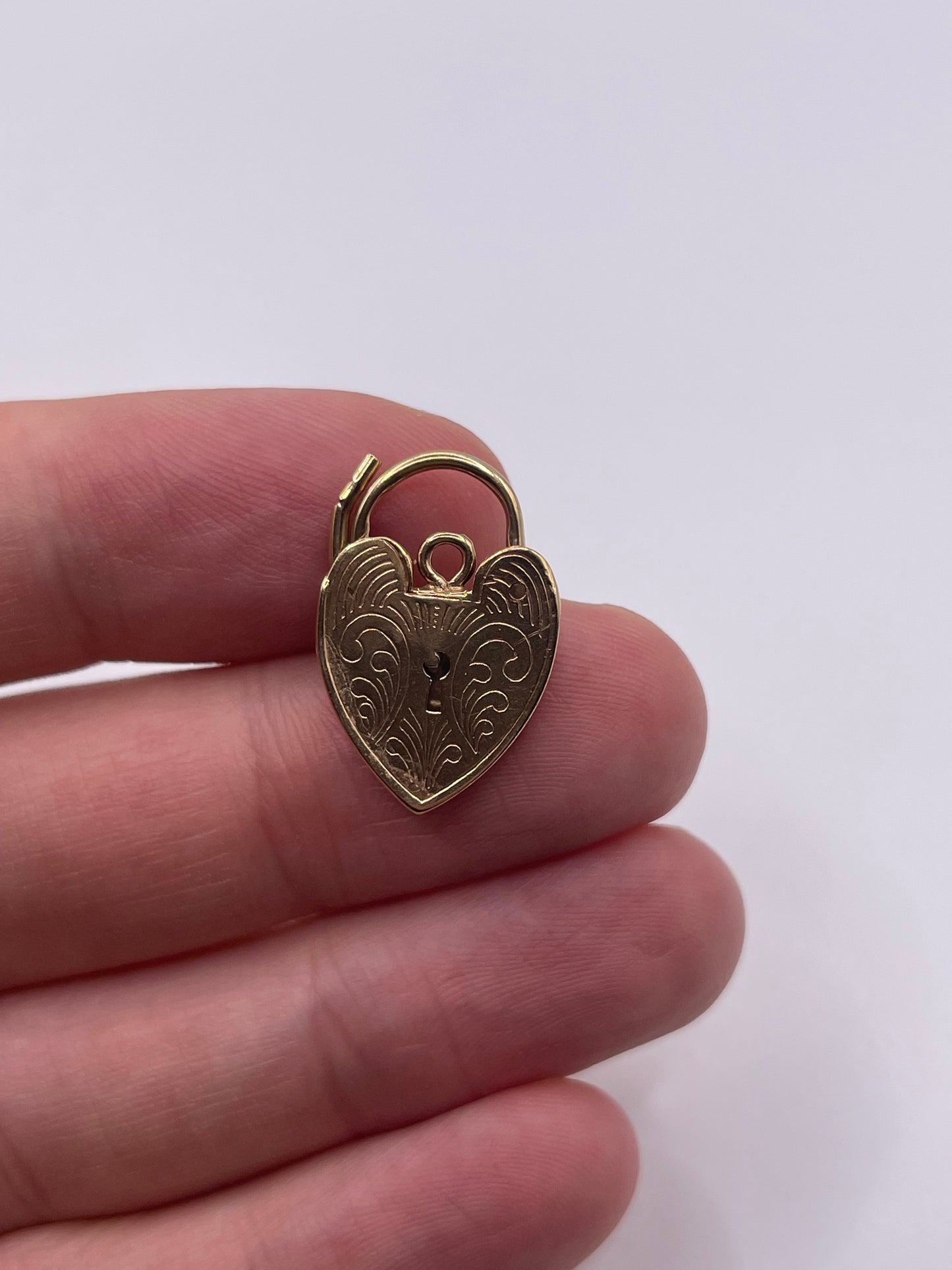 9ct gold engraved padlock 2