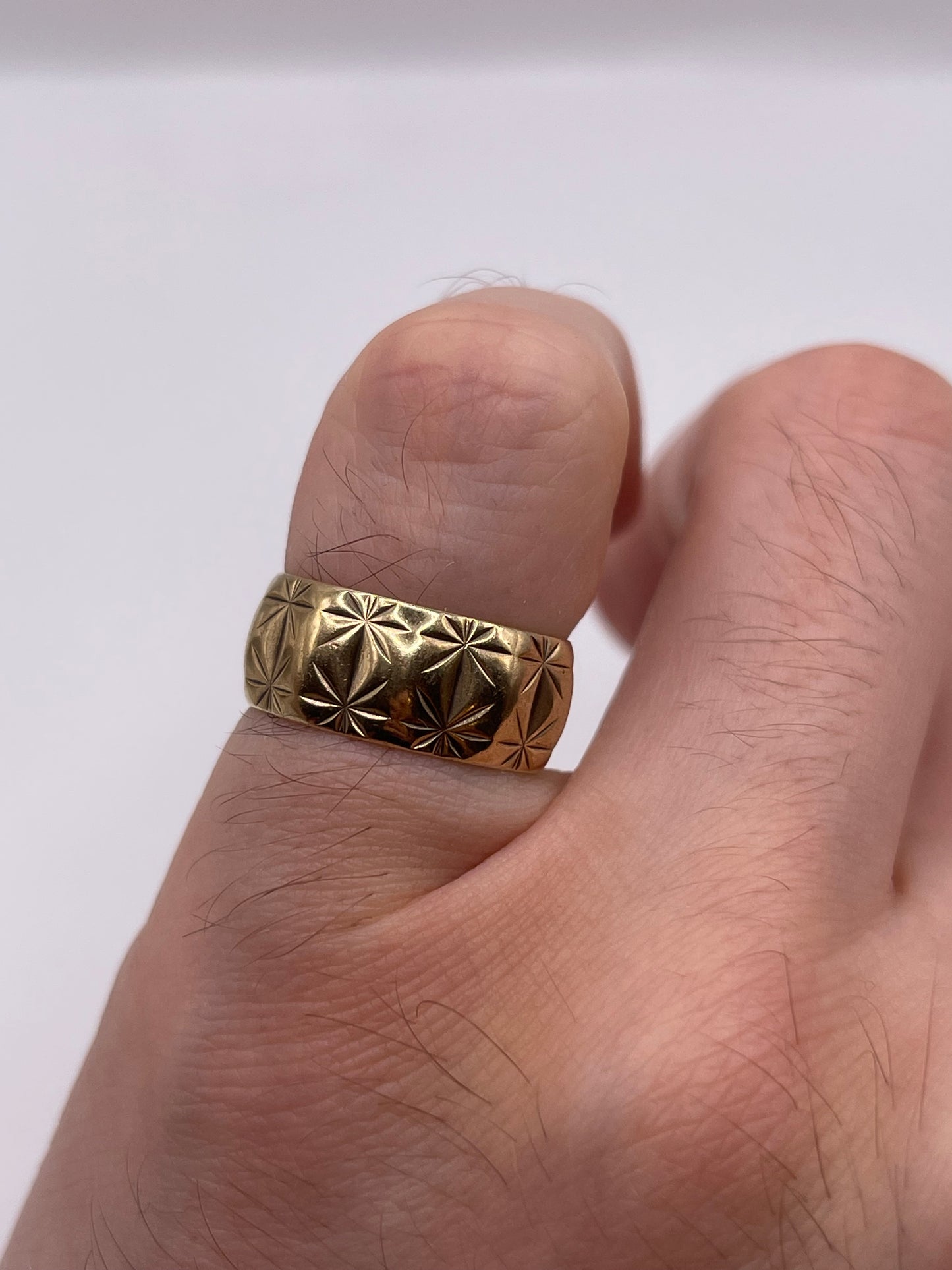 9ct gold patterned band
