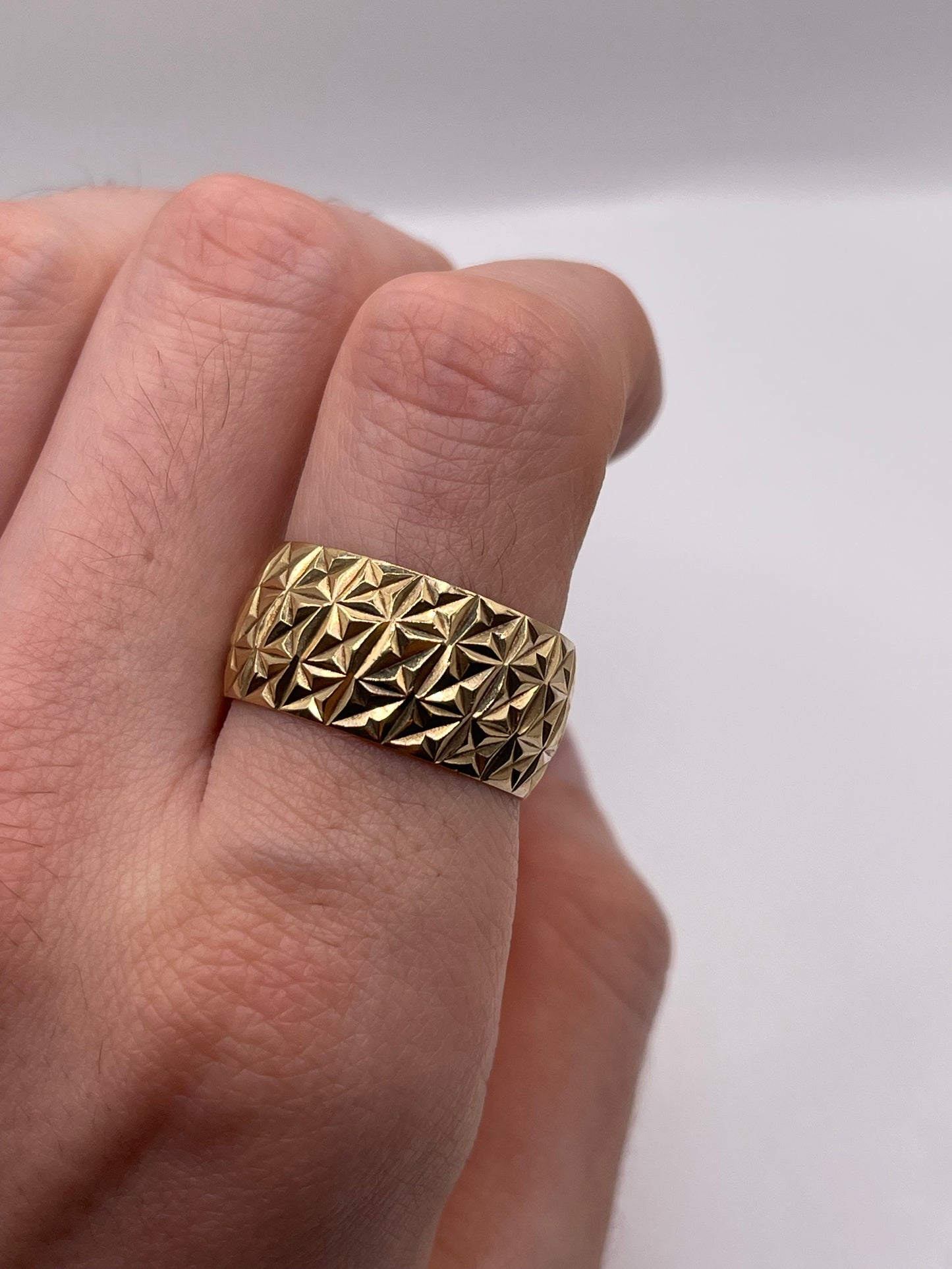 9ct gold patterned band