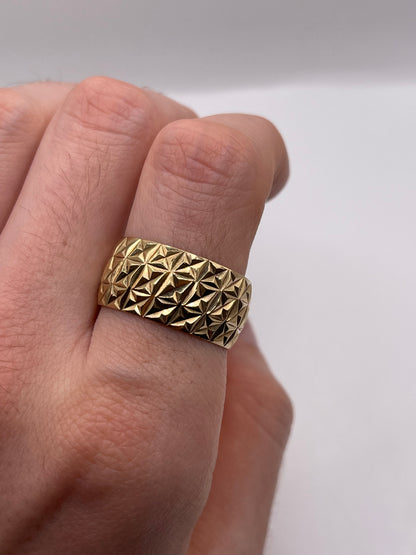 9ct gold patterned band