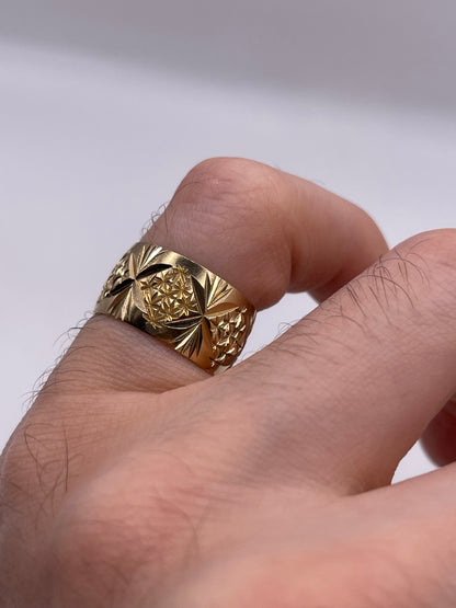 9ct gold patterned band