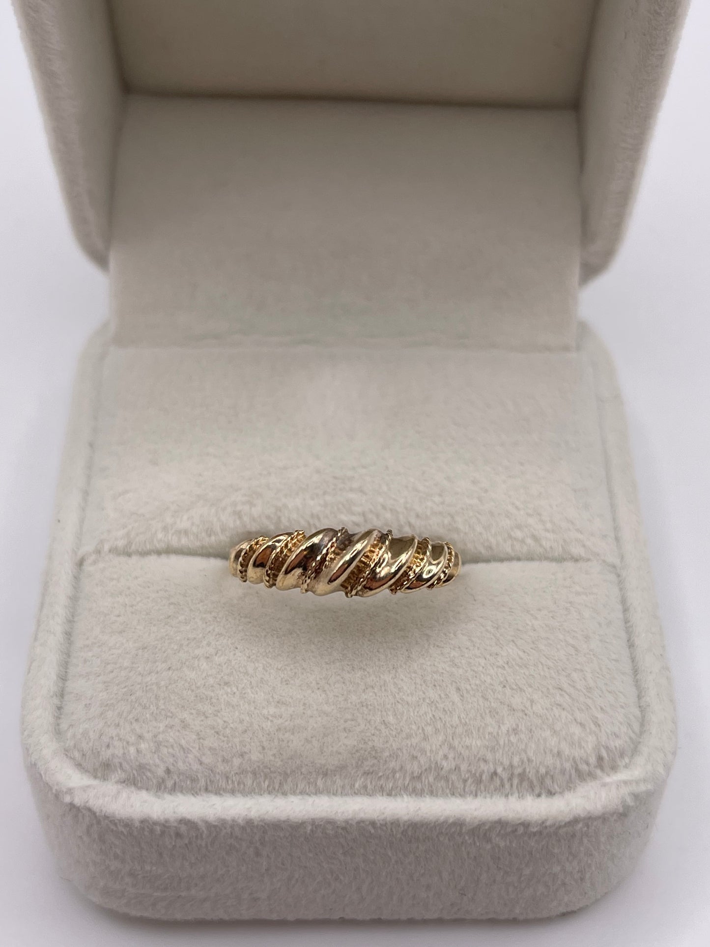 9ct gold croissant ring