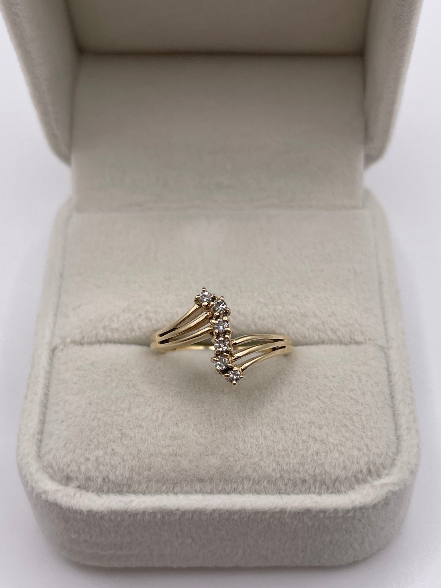 9ct gold diamond ring