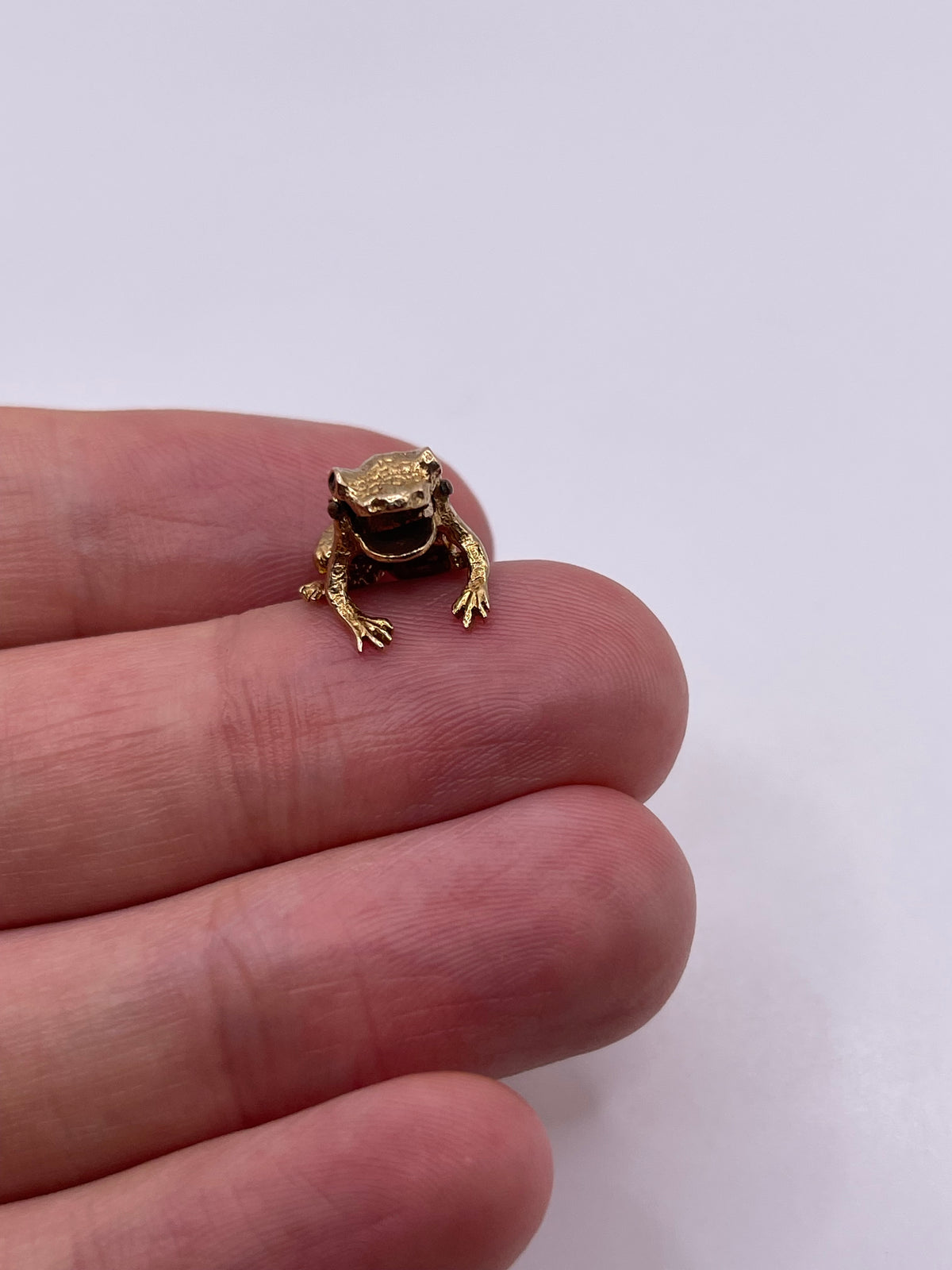 9ct gold emerald frog charm