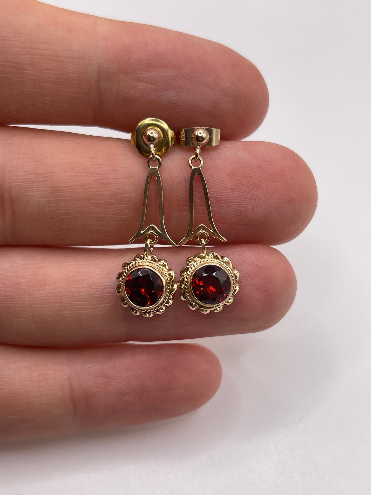 9ct gold garnet earrings