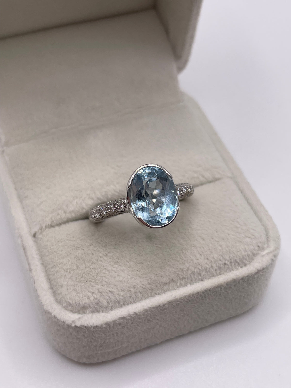 18ct white gold aquamarine and diamond ring