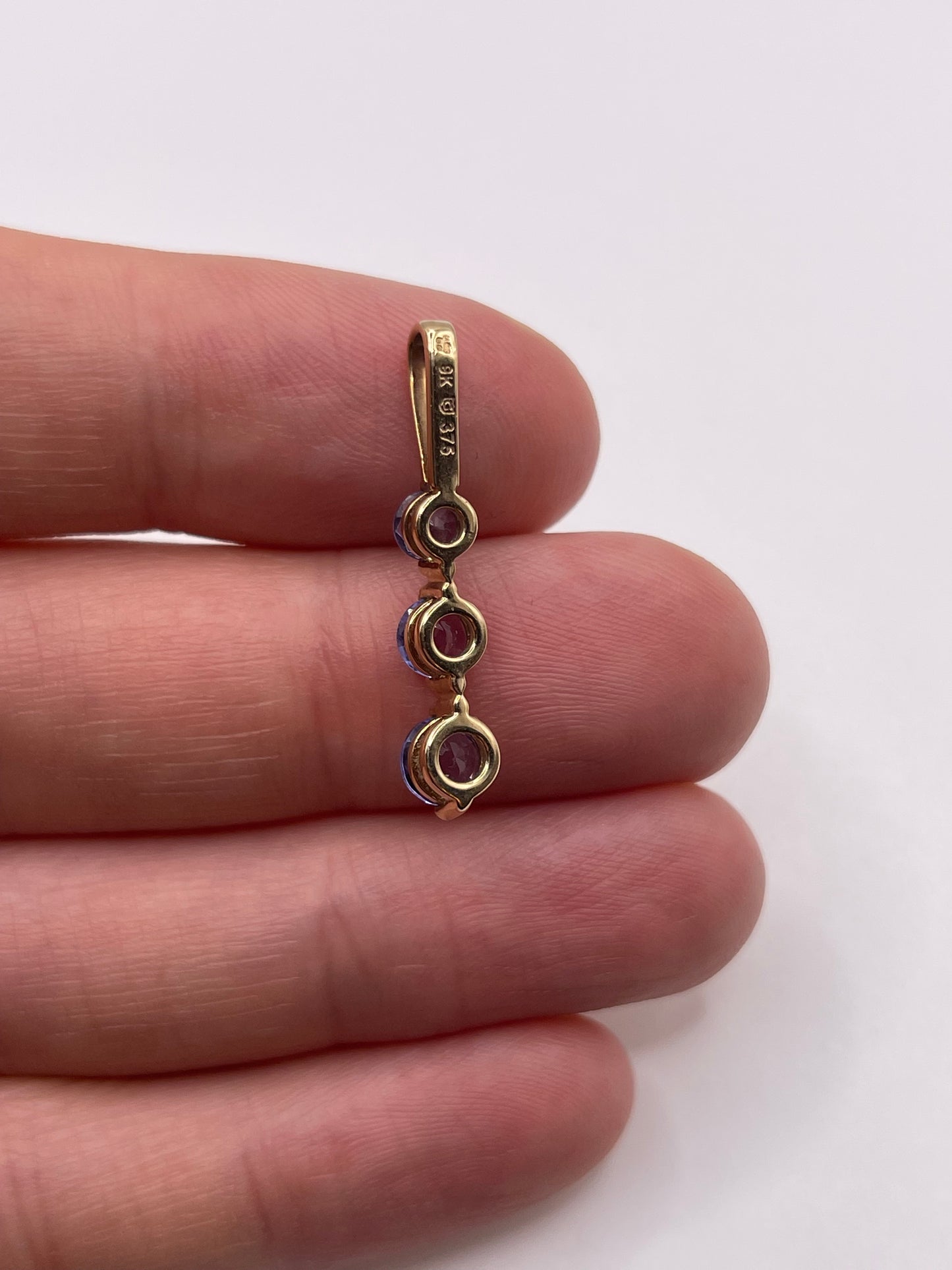 9ct gold tanzanite pendant