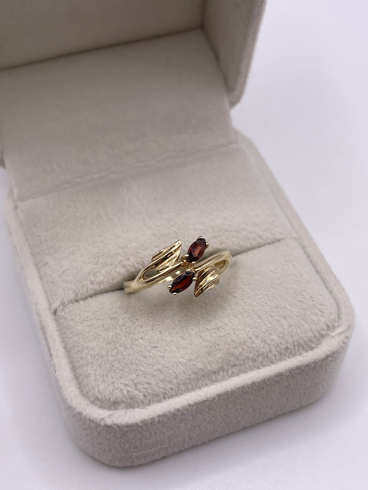 9ct gold garnet ring