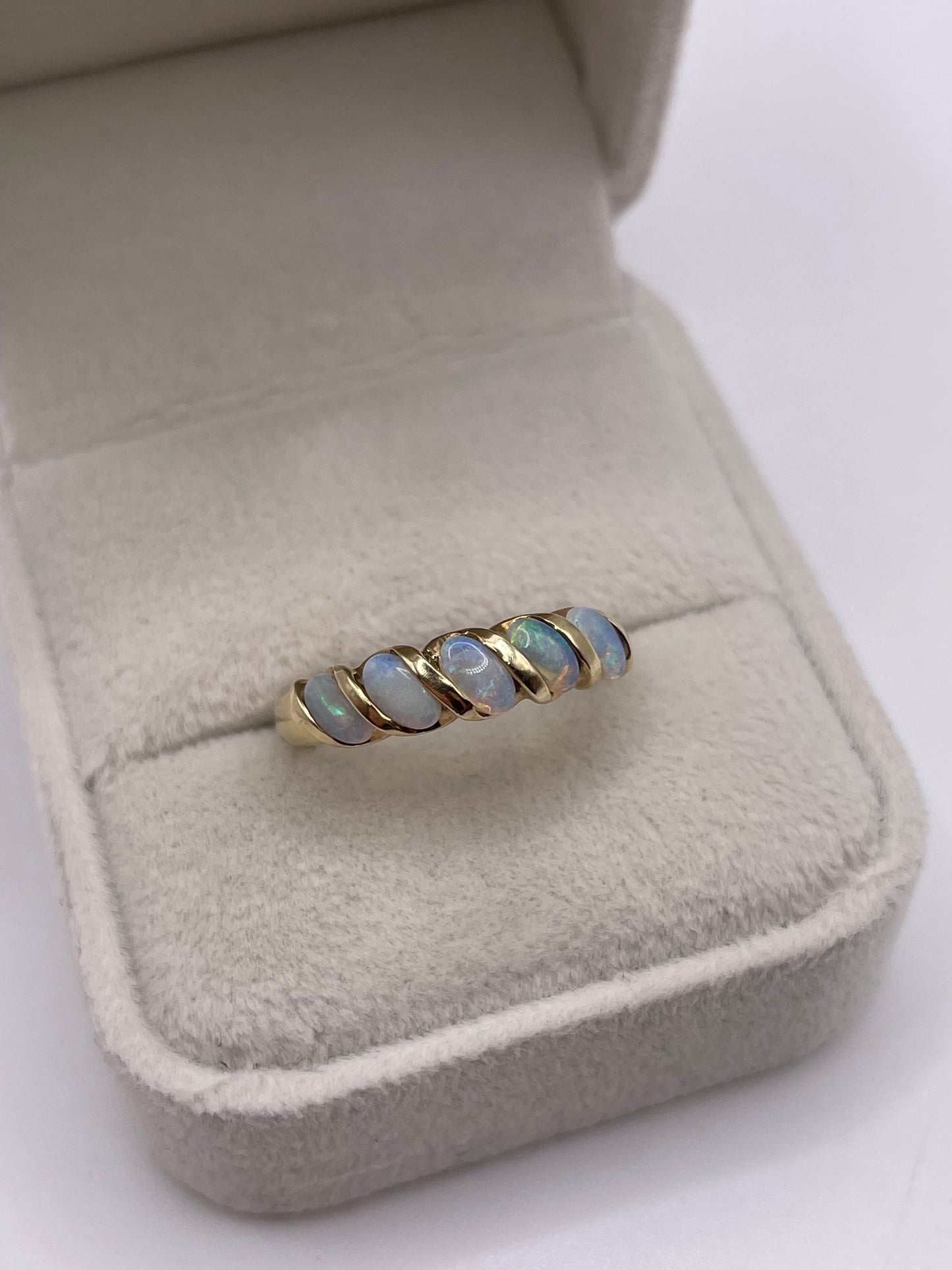 9ct gold opal ring