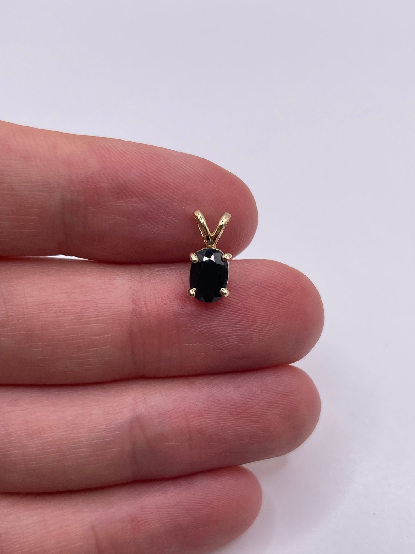9ct gold sapphire pendant