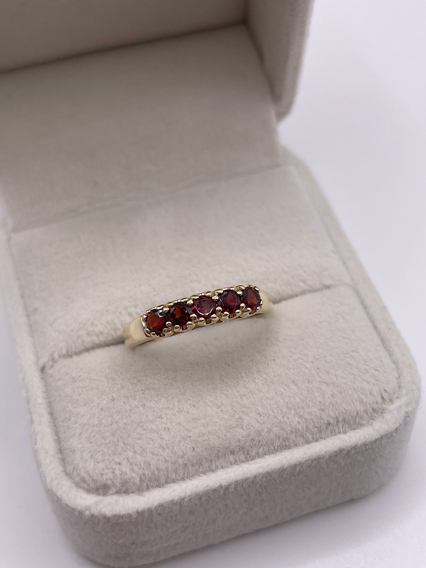 9ct gold garnet ring