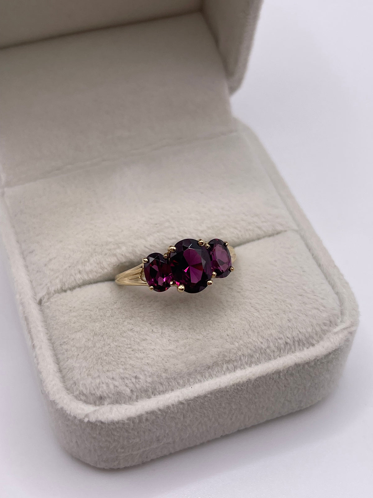 9ct gold garnet ring
