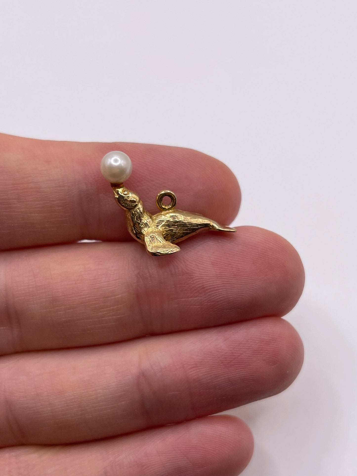 9ct gold pearl seal charm