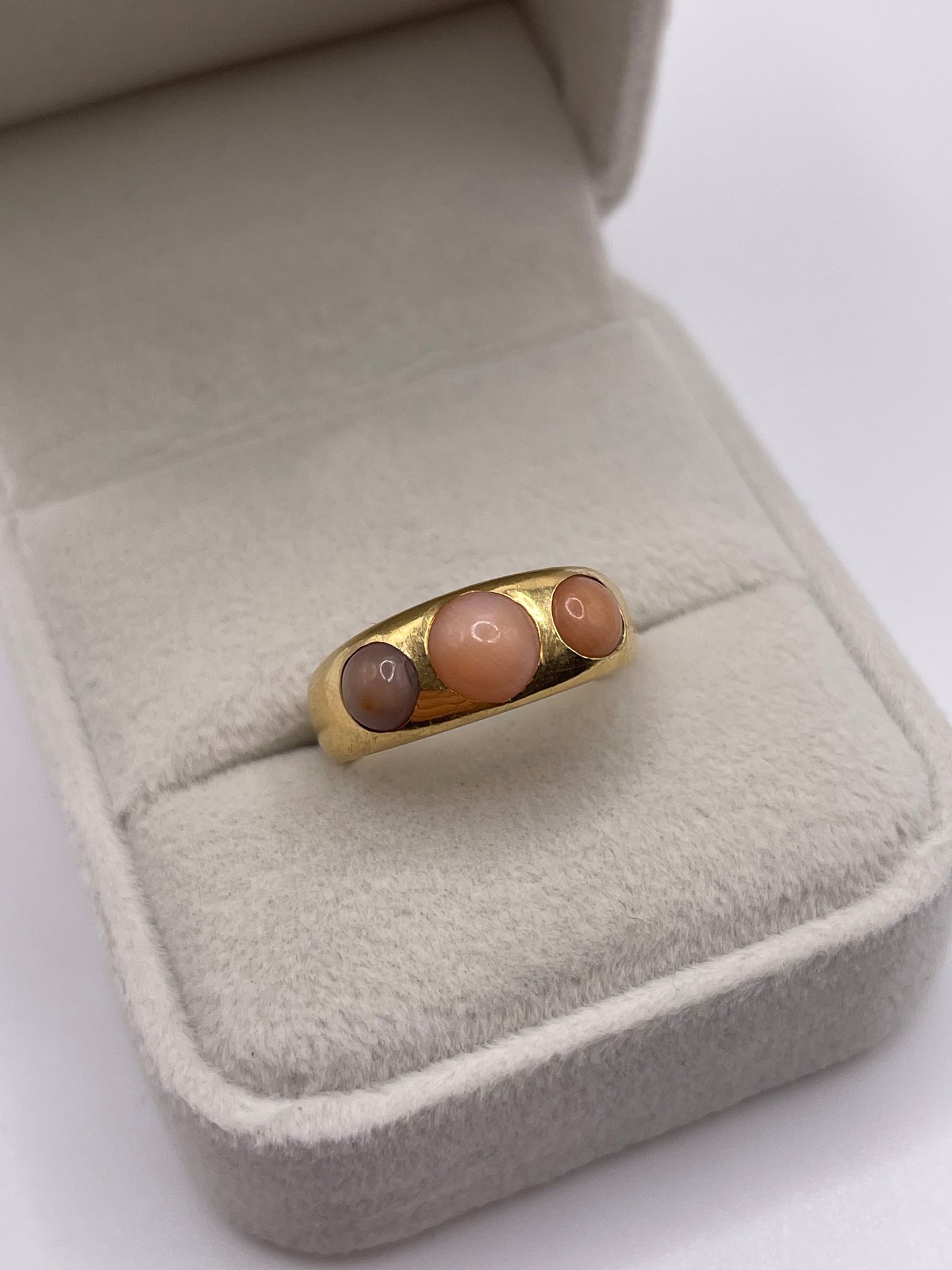 Antique 18ct gold coral gypsy ring