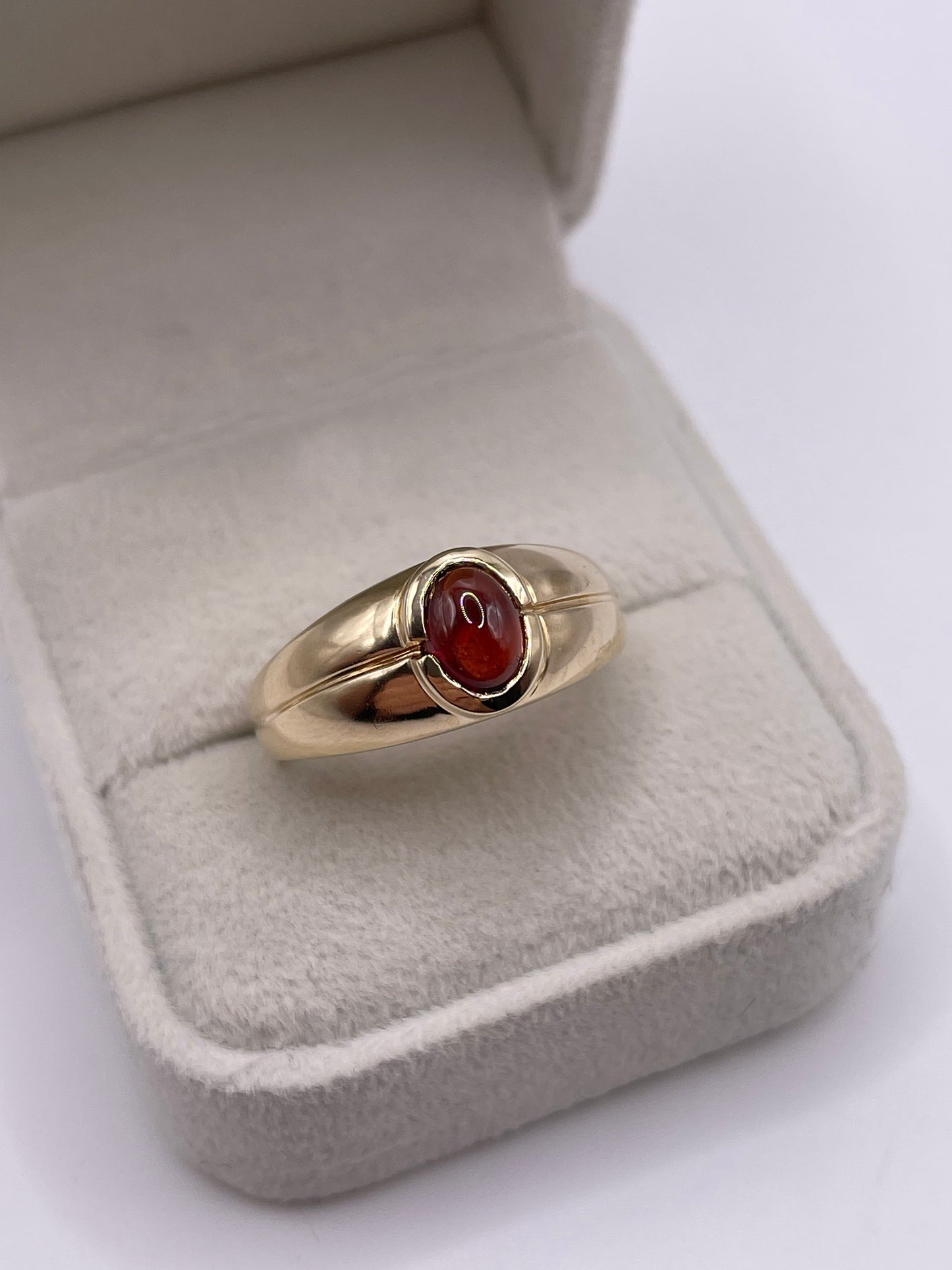 9ct gold cabochon garnet ring