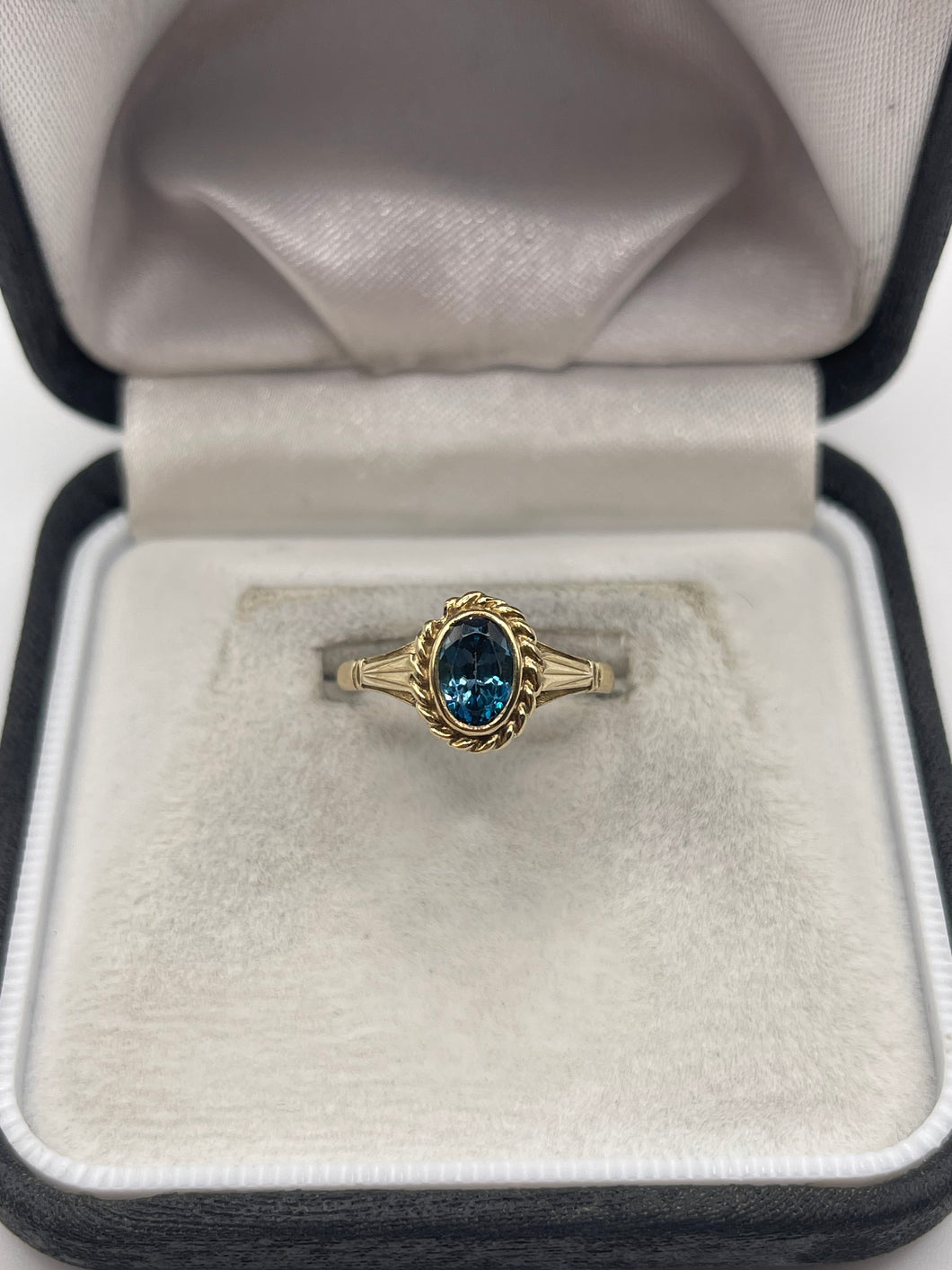 9ct gold topaz ring