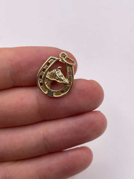 9ct gold horseshoe pendant