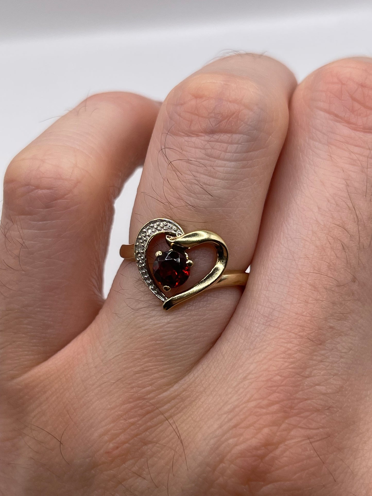 9ct gold garnet and diamond heart ring