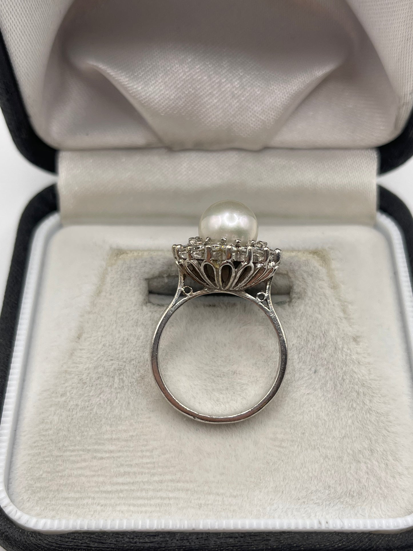 18ct white gold pearl and diamond ring