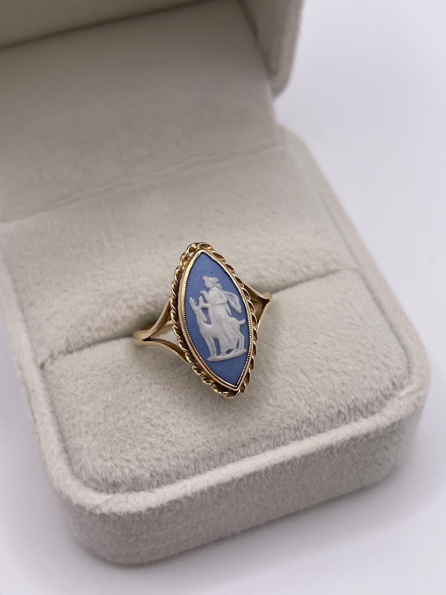 9ct gold Wedgwood ring