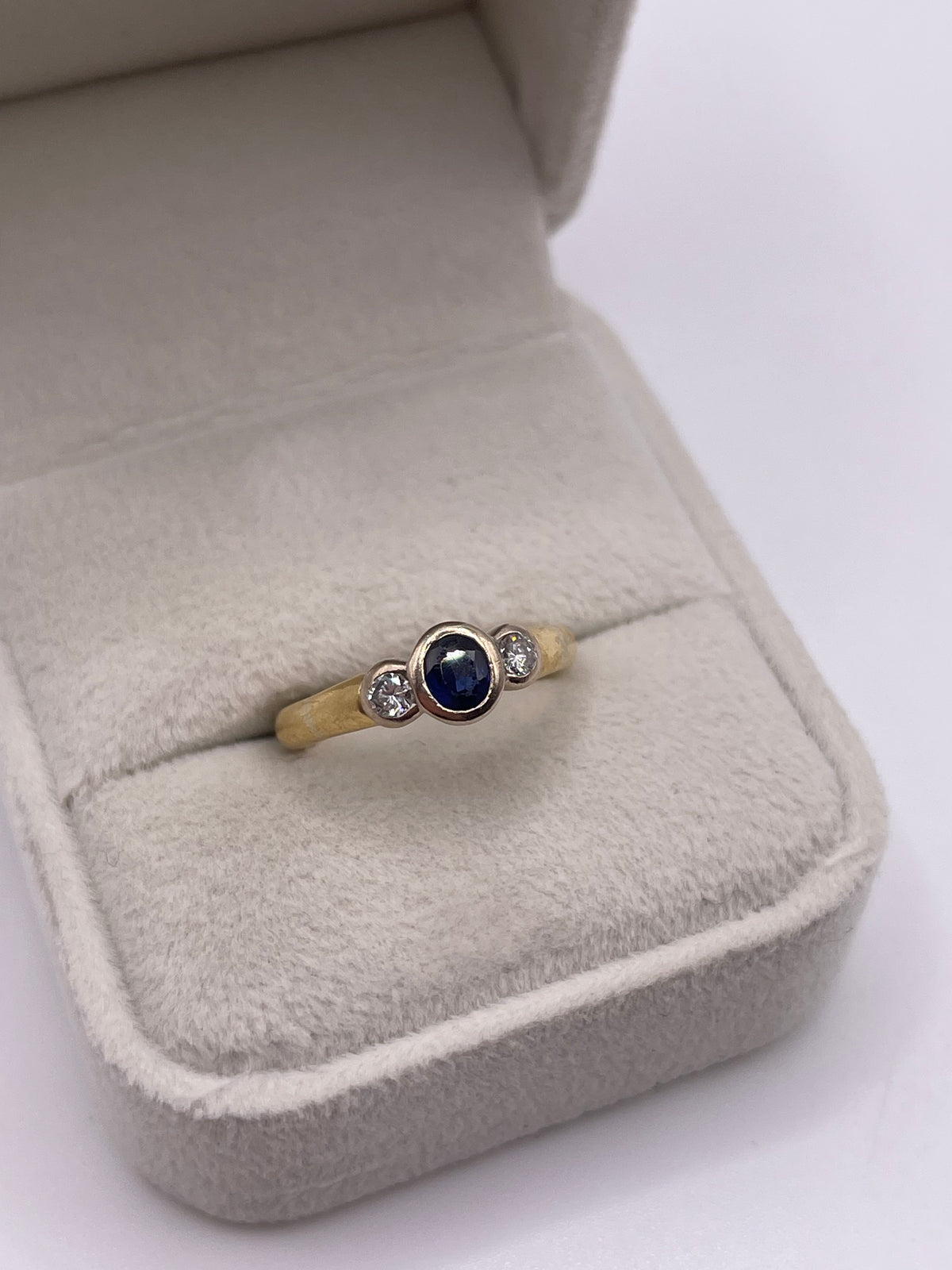 18ct gold sapphire and diamond ring