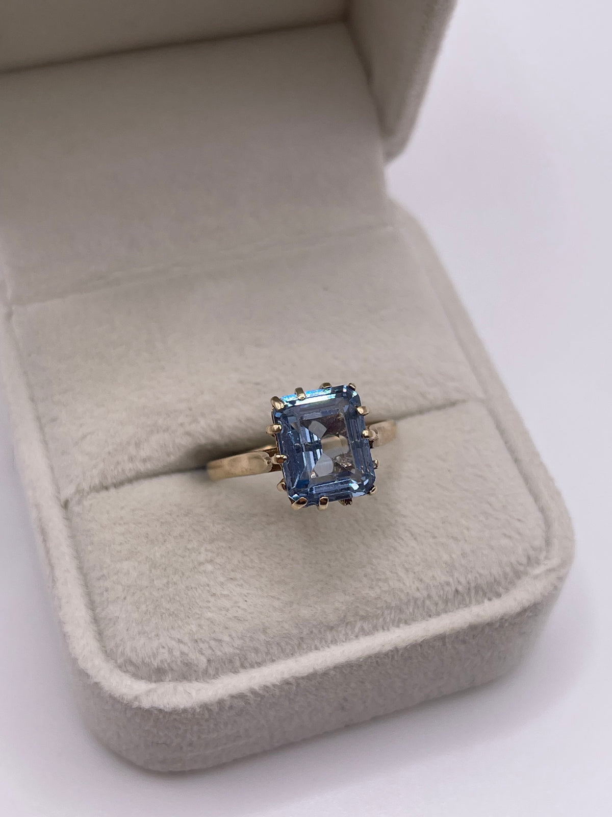 9ct gold synthetic spinel ring