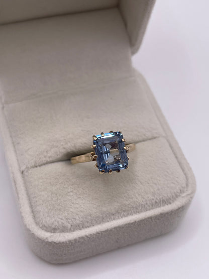 9ct gold synthetic spinel ring