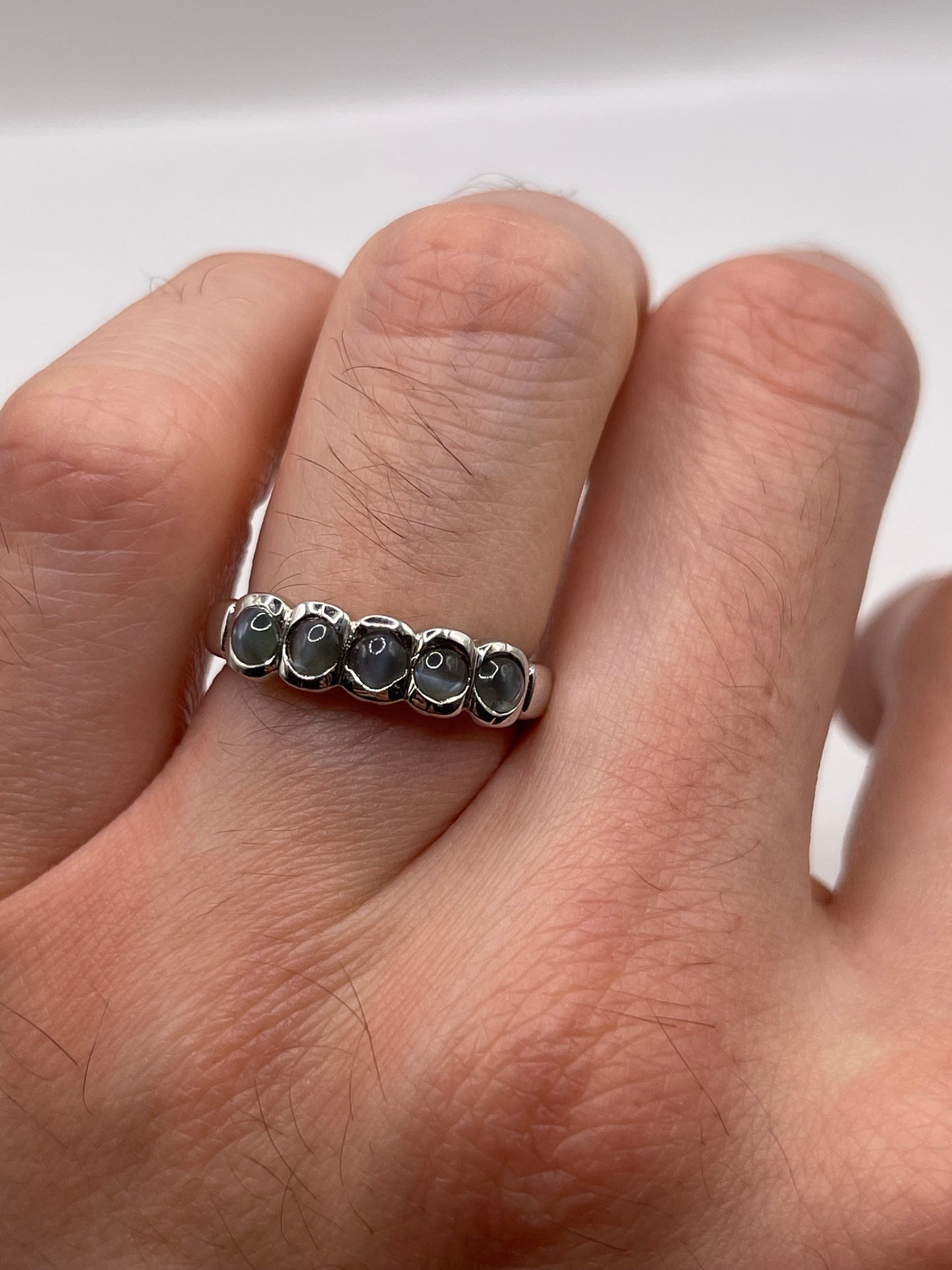 9ct white gold cats eye chrysoberyl ring