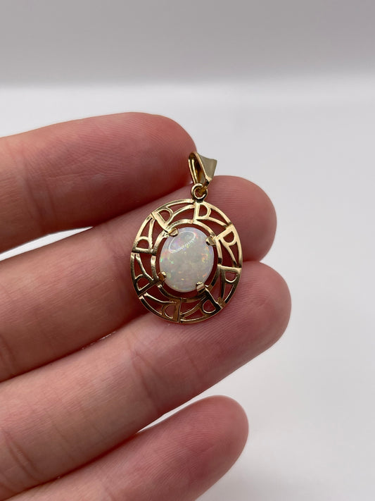 9ct gold opal pendant