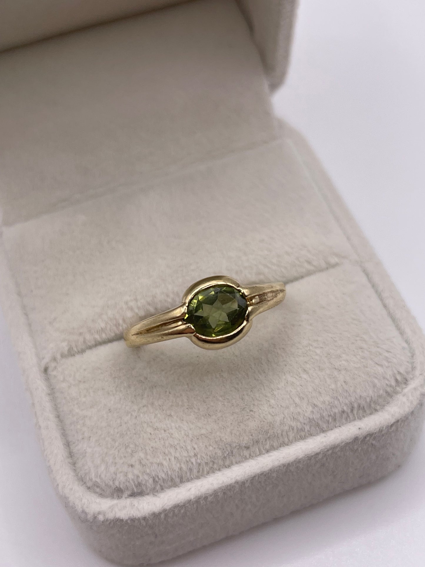 9ct gold quartz ring
