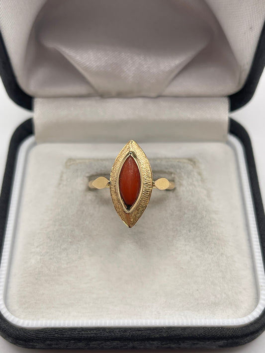 18ct gold coral ring