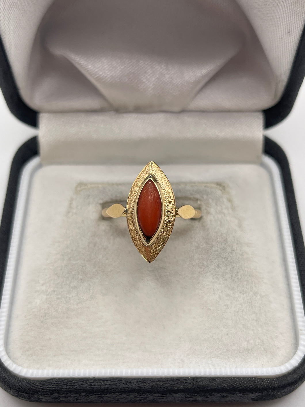 18ct gold coral ring